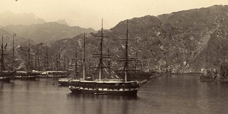 عُمان مَعْبَراً لتجار الأندلس وعلمائها إلى الشرق الإفريقي  في القرن الخامس الهجري/ الحادي عشر  الميلادي  ابن ظُنّيْر الأنصاري المَيُوْرْقي نموذجاً